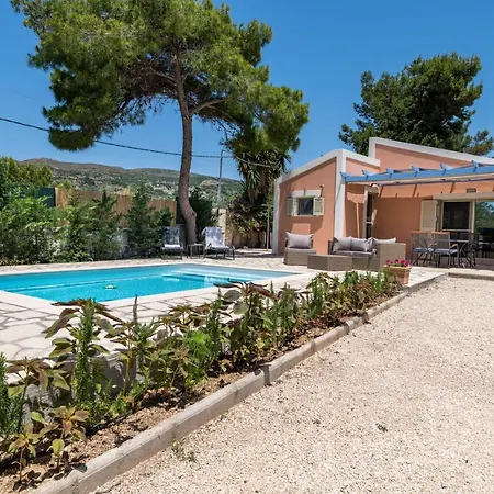 Ponderosa Kefalonia Ликсури